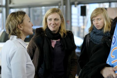 Carole Montillet se voit remettre officiellement les clés du 4X4 AXECIBLES 